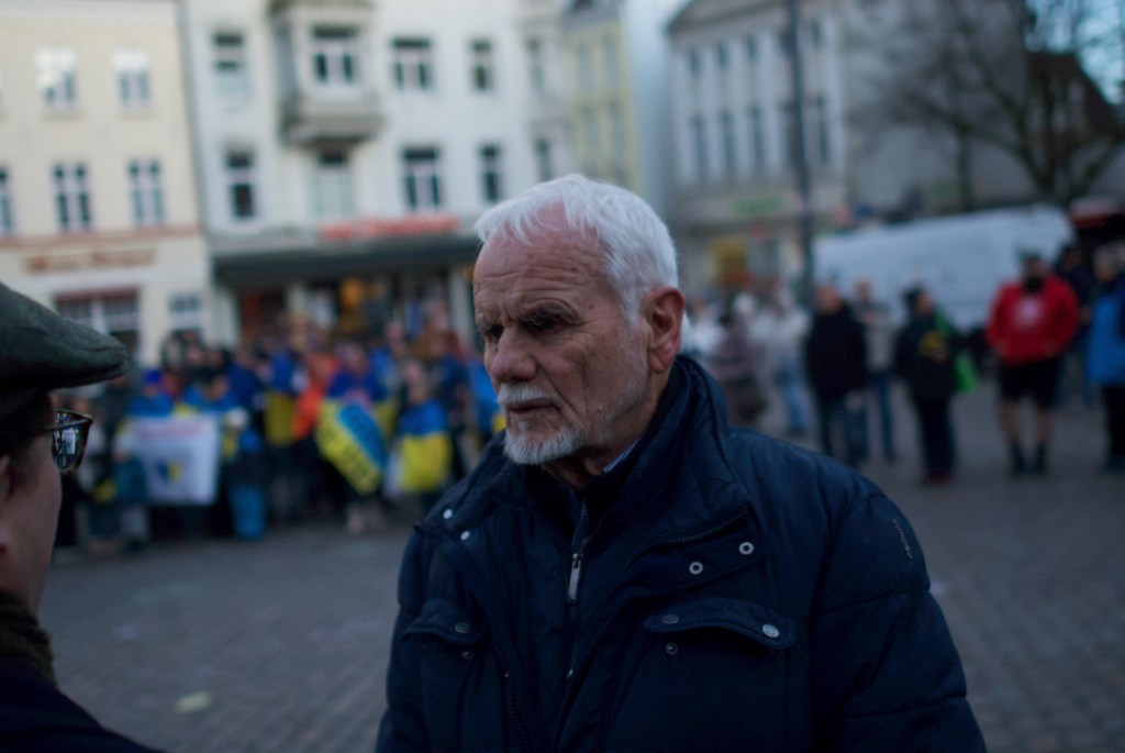 Wolfgang Börnsen, deutscher Politiker (CDU), Bundestagsabgeordneter a. D. und Autor auf einer Veranstaltung. Aufnahme vom 24.02.2023, Flensburg-Innenstadt, Südermarkt