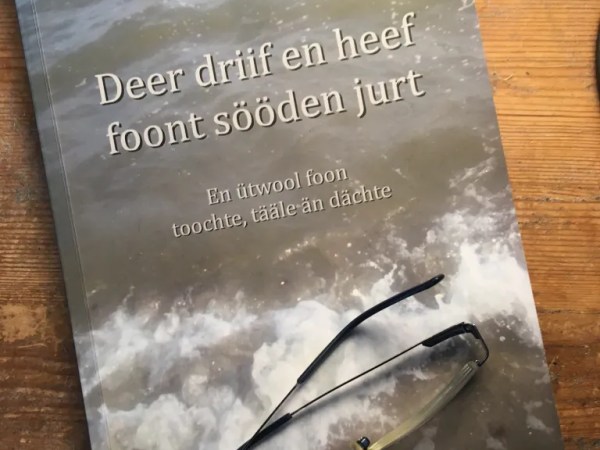 Zwischen Torfpfannkuchen und Weltkrieg: Wenn Nordfriesland wieder zu sprechen&nbsp;beginnt